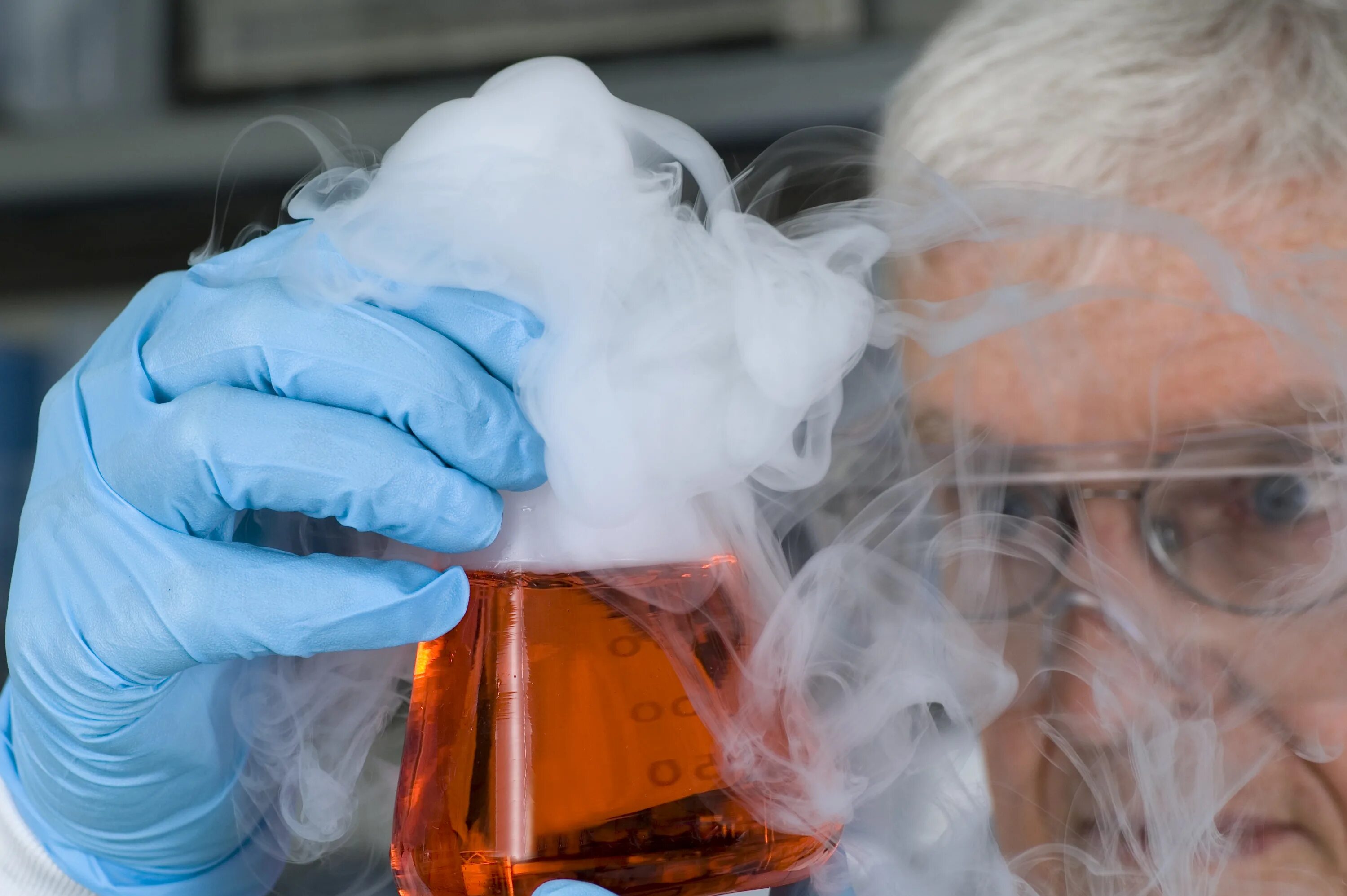 Blow balloon gas pressure. Химия. Азот картинки. Сухой лед. Сухой лед химия.