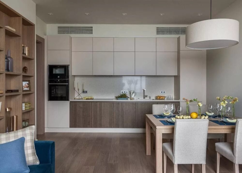 интерьер квартиры. уютный современный интерьер квартиры. интерьер квартиры. современный светлый интерьер. диван в центре гостиной.