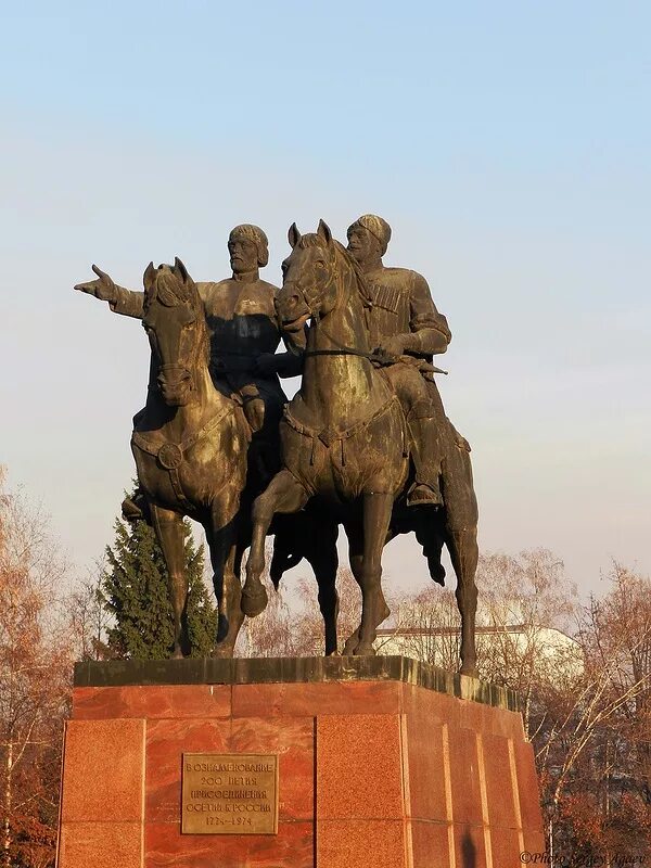 Монумент дружбы Владикавказ. Памятник кони Владикавказ. Площадь дружбы народов Владикавказ. Памятники Северной Осетии. Осетия вхождения