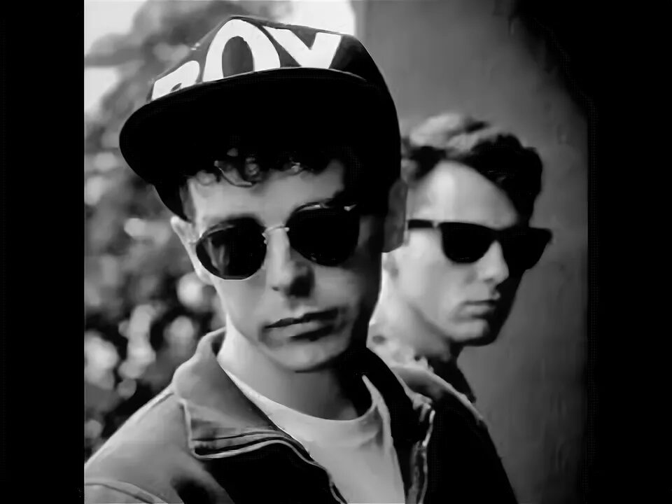 Пет шоп Бойз 1986. Солист пет шоп бойс. Pet shop boys Domino Dancing. Domino Dancing Pet shop boys девушка. Pet shop boys domino