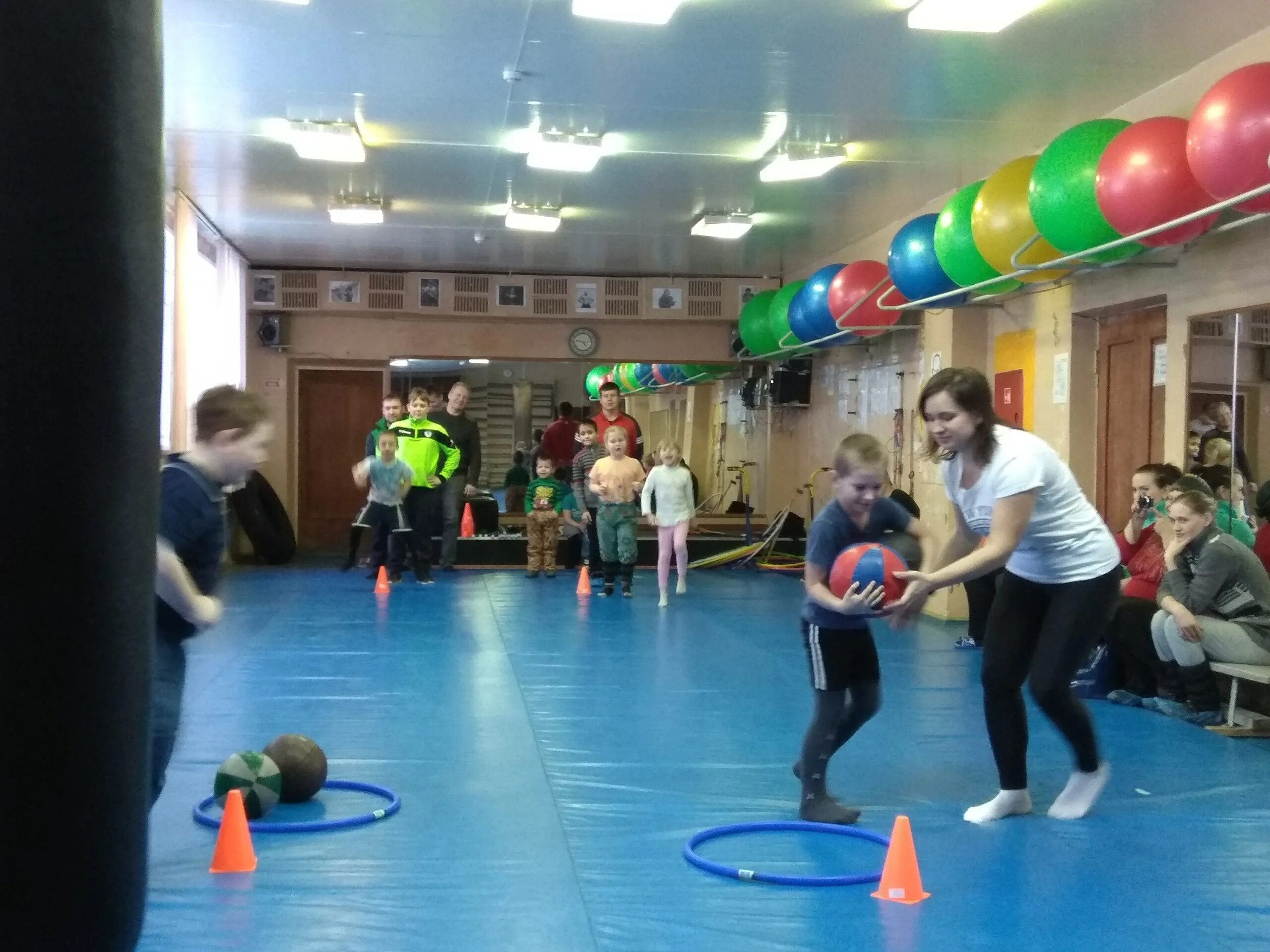 спортивный праздник в зале. спортивные мероприятия. украшение спортивного зала к спортивному празднику. спортивный праздник в школе. спортивный праздник веселые старты.