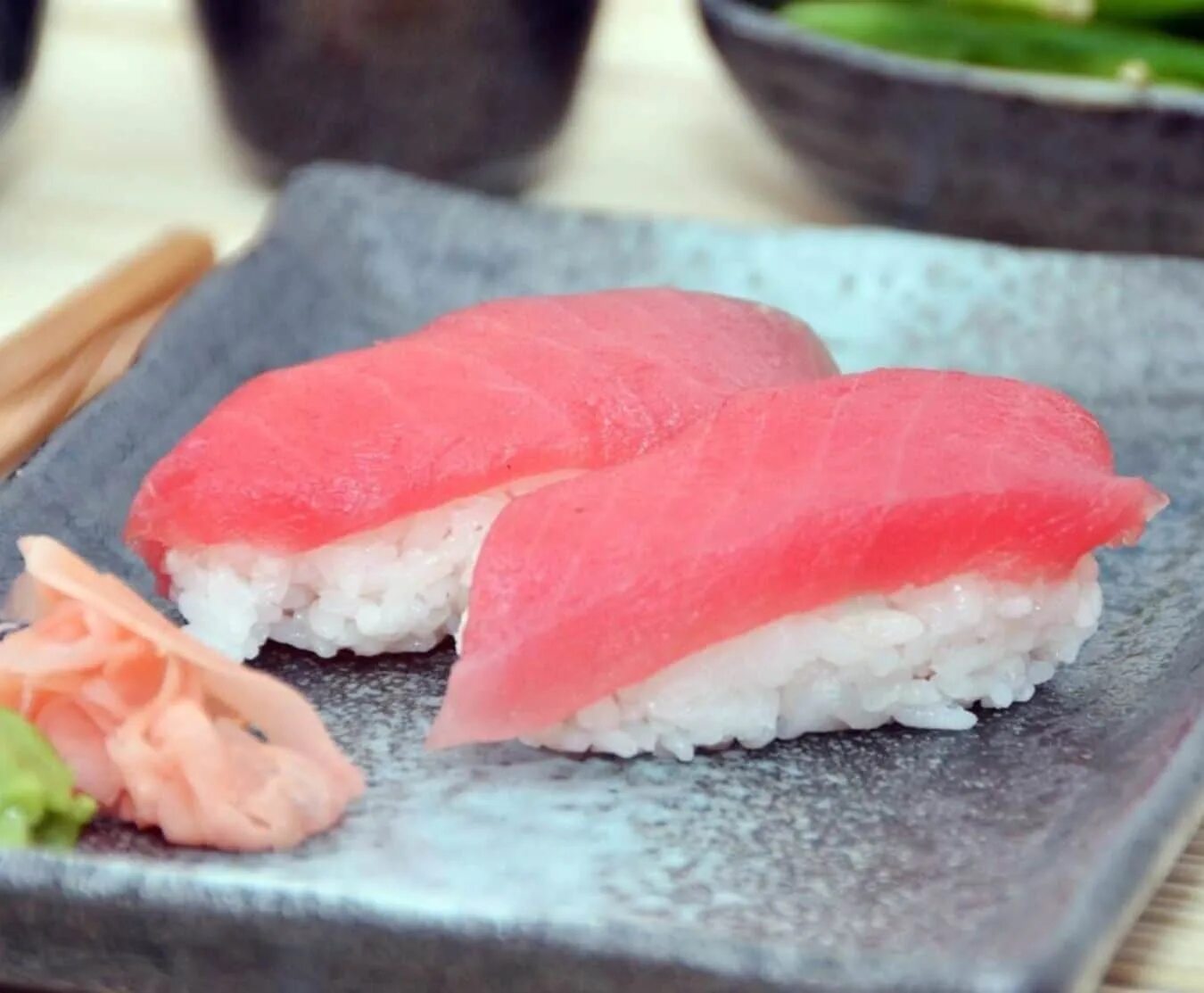 Тунец зеленоградск. Yellowfin Tuna сашими. Тунец Магуро рыба. Суши с тунцом. Нигири с тунцом.