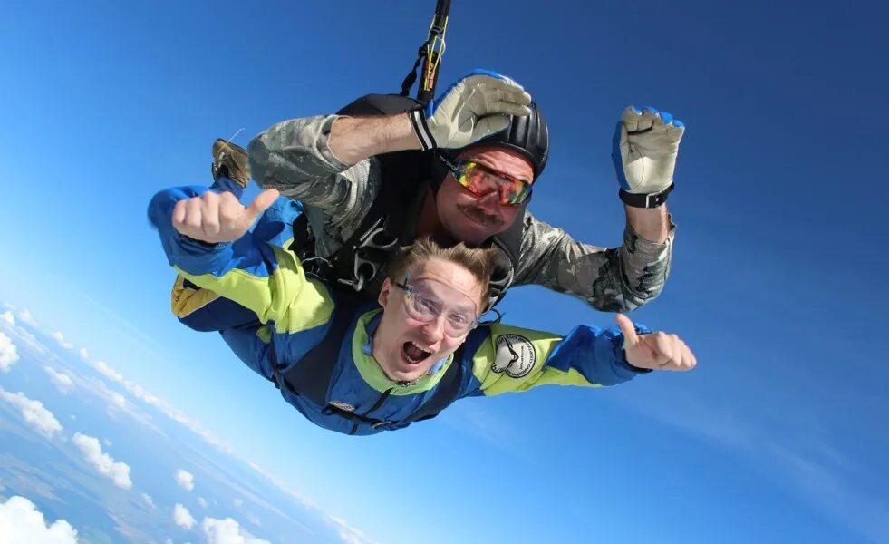 Прыжок с парашютом. Прыгнуть с парашютом в спб. Прыжок в тандеме с инструктором. Парашютисты в воздухе. Прыжок с парашютом спб с инструктором.