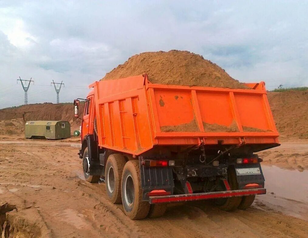 Самосвал 10 кубов. КАМАЗ 65115 самосвал с песком. КАМАЗ 65115 10 кубов песка. КАМАЗ 65115 ПГС. Самосвал КАМАЗ 65115 груженый.