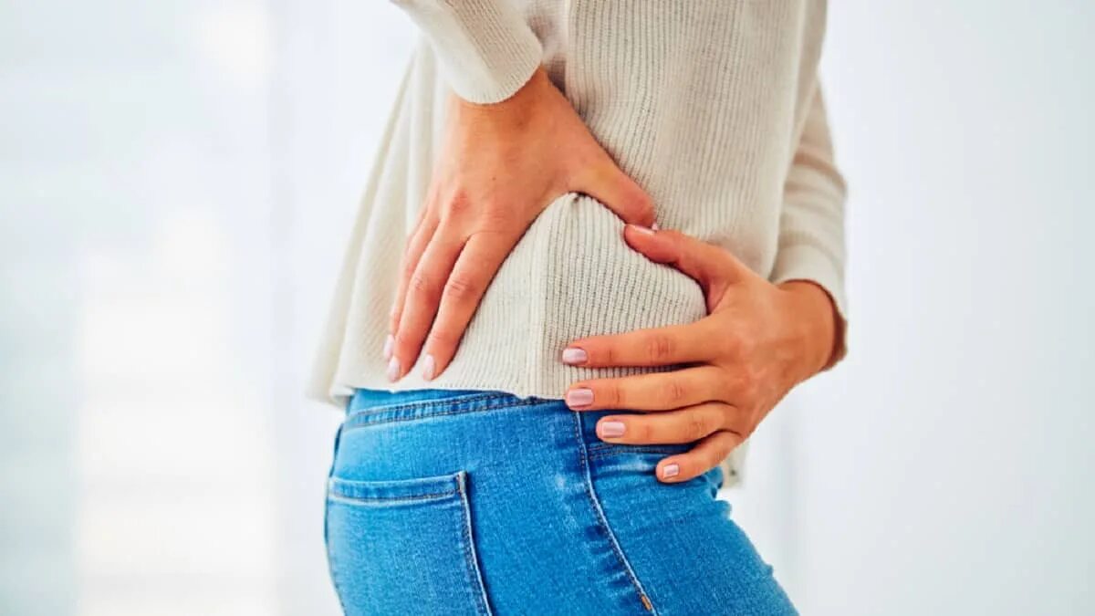 Руки на пояснице. Боль в руке. Pelvic Pain.