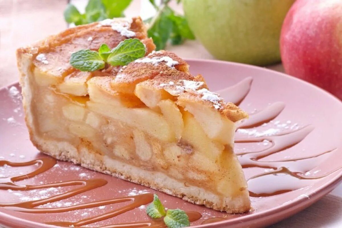 Рецепт самого вкусного пирога. Шарлотка с савоярди. Пирог с яблоками. Французская шарлотка. Французский яблочный пирог.