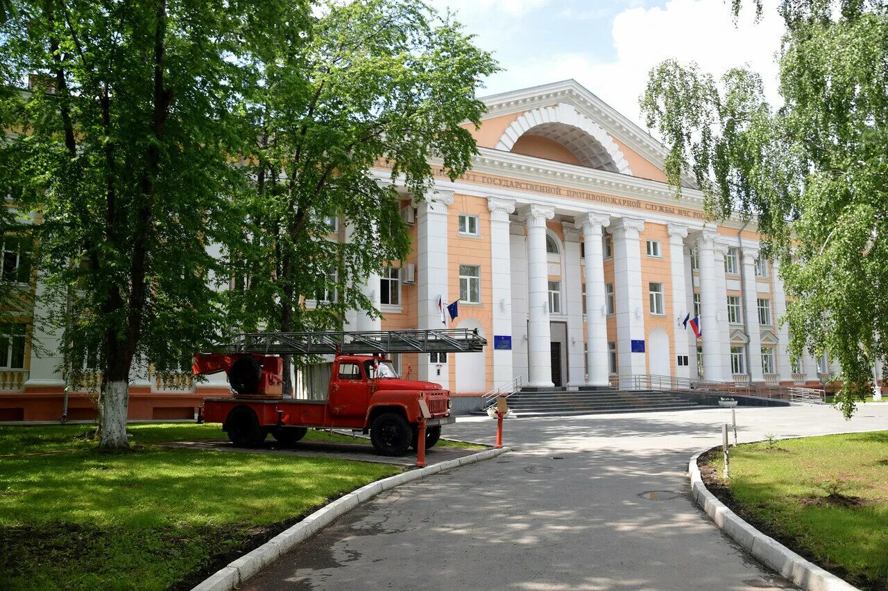 Гпс мчс екатеринбург институт. Уральский институт мчс екатеринбург. Уральский мчс институт екб. Уральский институт мчс екатеринбург. Уральский институт гпс мчс россии.