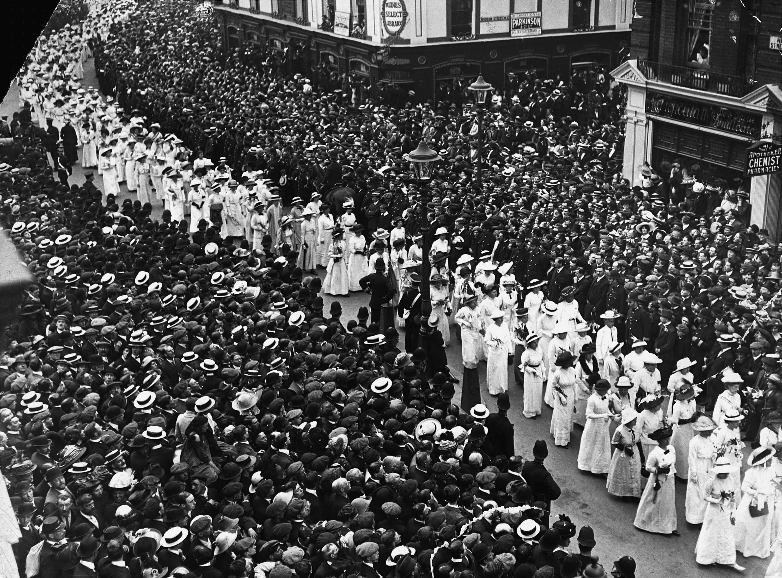 Какое движение было в 20 веке. Суфражистки 19 20 века в Англии. Суфражистки Англия 19 век. Движение суфражисток 19-20 век Англия. Суфражистки в Англии на рубеже 19-20.