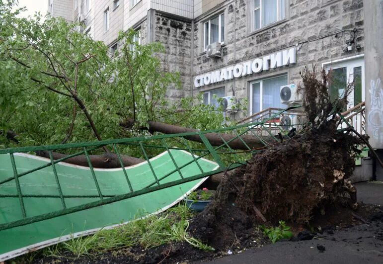 Ураган в клину вчера. Ураган 1998 года в москве. ураган в москве. ураган в москве (2017). смерч в москве.