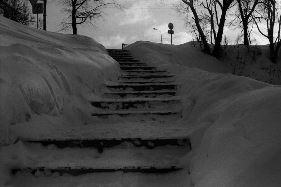 Зимние ступени. Зимний ступеньки. Каменная лестница зима. Фон лестница зимой. Черно белая картина лестница зимой.