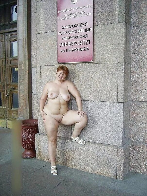Голые Пышки Гуляют На Улице