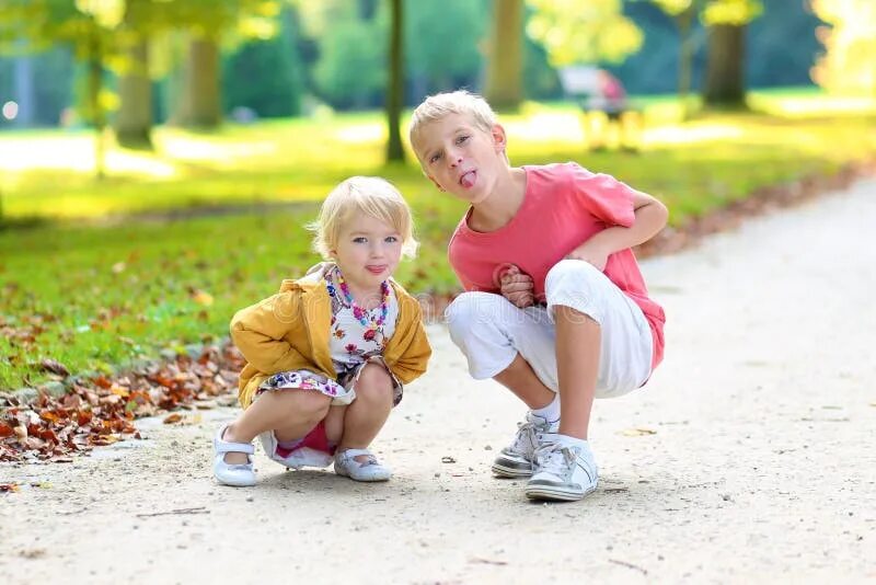 Sisters pissing. Девочка с братом в парке фонтане. Brother in the Park. Sister and brother walk in the Park.