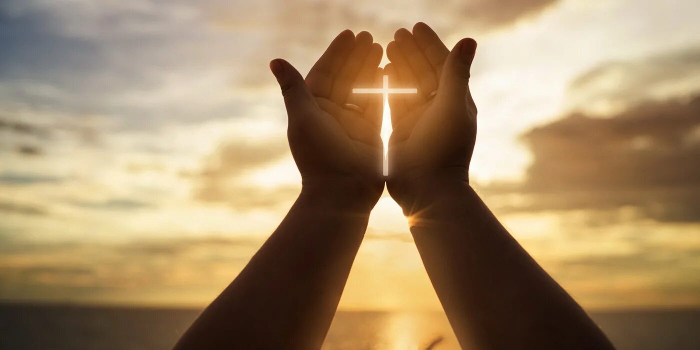 Святой бэдкомедиан. Христиане славят бога. Руки к небу. Зак снайдер бог. Молится на фоне неба.