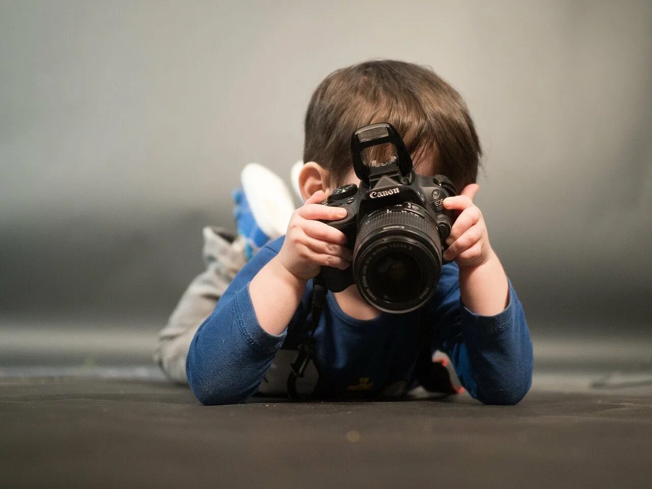 Фотограф дети. Подросток с фотоаппаратом. Мальчик с фотоаппаратом. Фотокамера для детей. Ребенок фотограф.