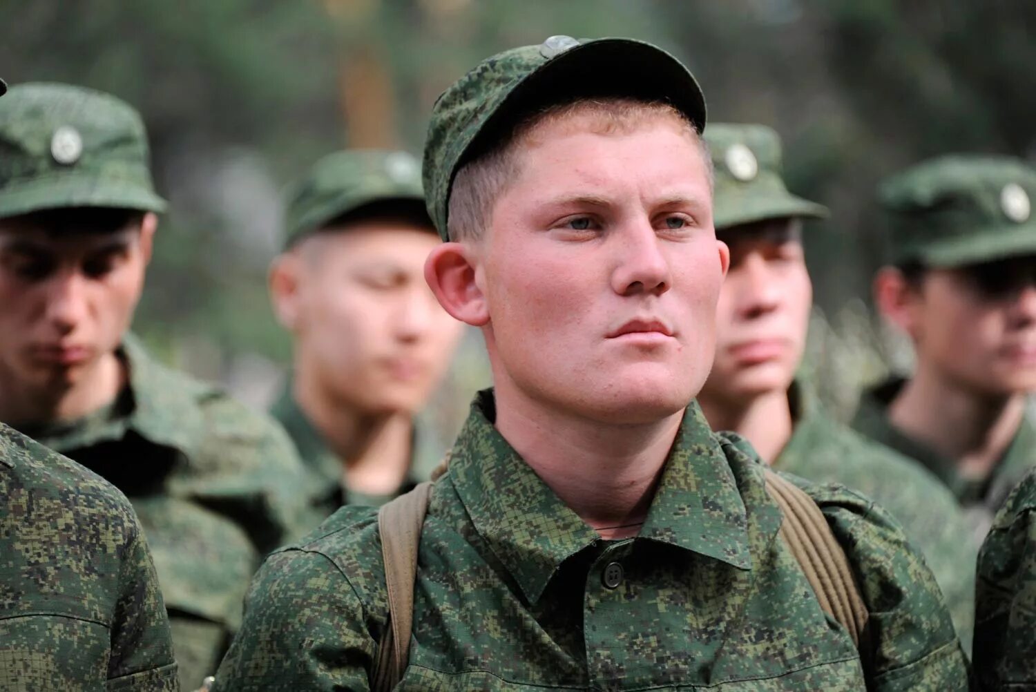 Российская военная служба. Солдат армии РФ срочник. Солдаты срочники вс РФ. Солдат призывник. Рядовой в армии.