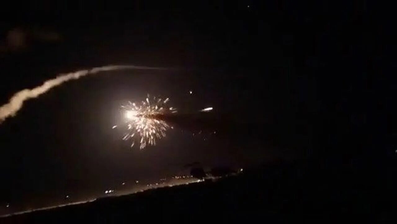 Видео сбитой ракеты. Системы для сбития ракет. Вертолёт ка-52 сбили в сирии. Разгром колонны айдара 05 09 2014. Видео сбитой ракеты.