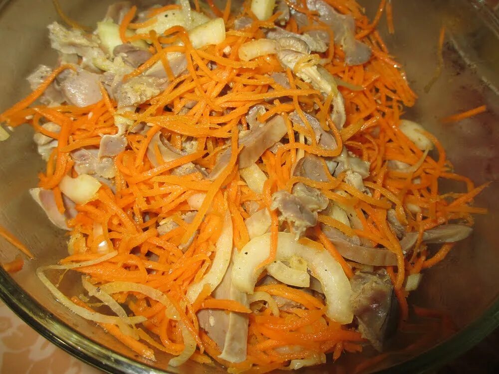 Курица по корейски в домашних условиях. Салат из моркови по-корейски. Салат с корейской морковкой. Салат с куриными желудками и корейской. Салат из корейской моркови.