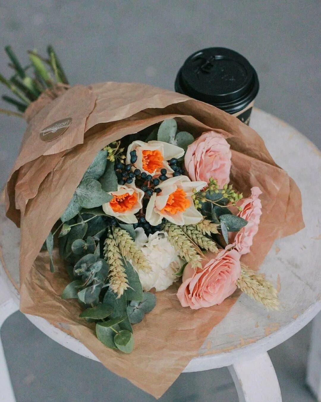 Модные цветы для букетов. Букеты цветов для инстаграмма. Букет цветов инстаграм. Букеты для инстаграма. Стильные букеты в машине.