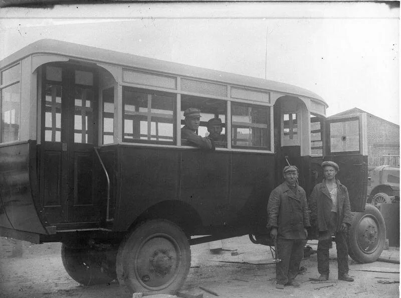 Автовокзал первый автобус. Омск автобусы 1924. Первый автобус в Москве 1922. Автобус СССР 1920е. Первый автобус в Москве 1922 год.