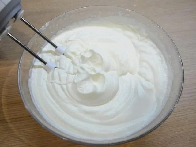 Домашняя мороженка из сливок. Крем для торта для взбивания. Белый шоколад и сливки. Взбивание мороженого. Сколько взбивать сливки для мороженого.