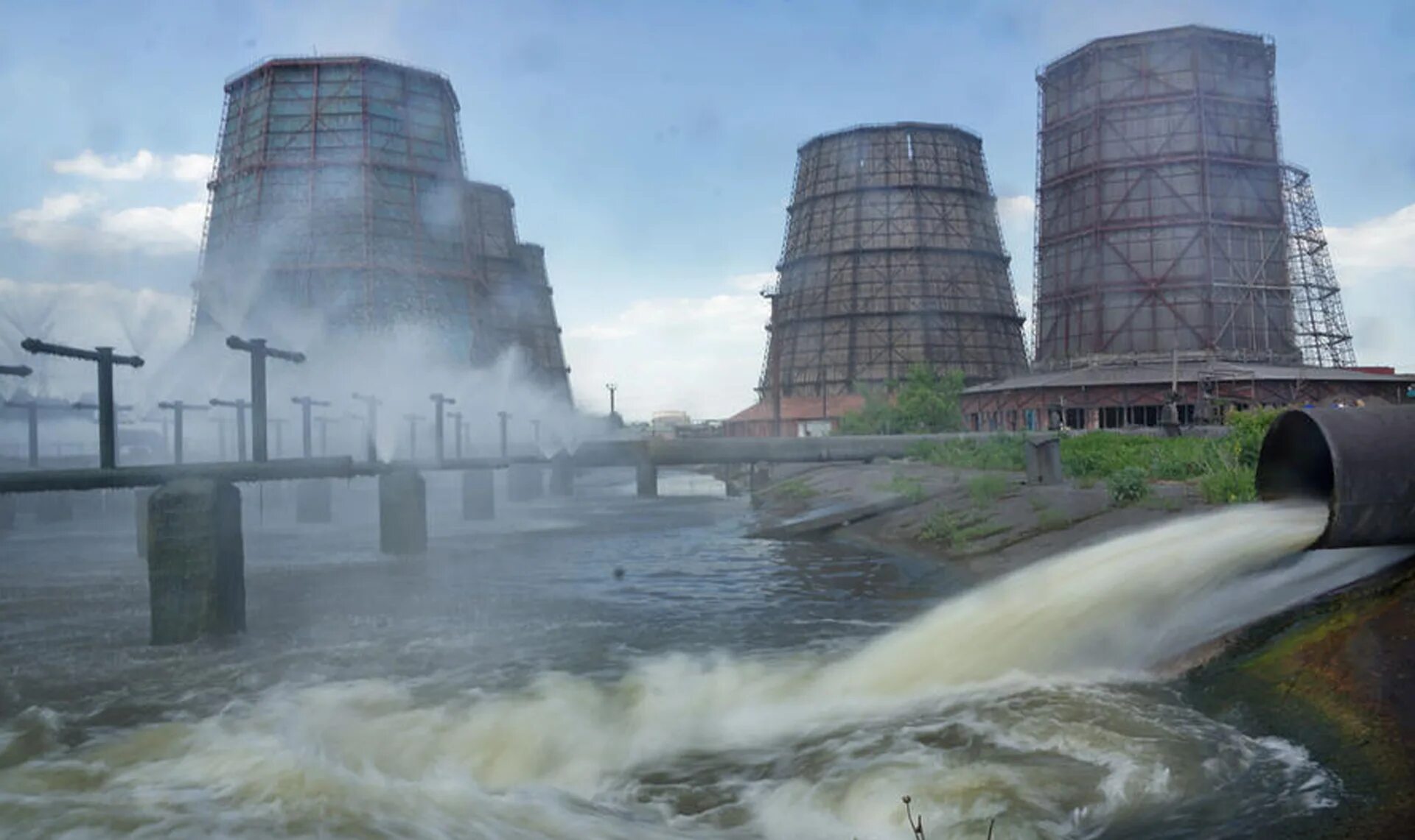 Сбросы аэс. Загрязнение воды ЧЭМК Челябинск. Сточные воды ТЭС. Загрязненная река хим. Отходами. Загрязнённая река завод.