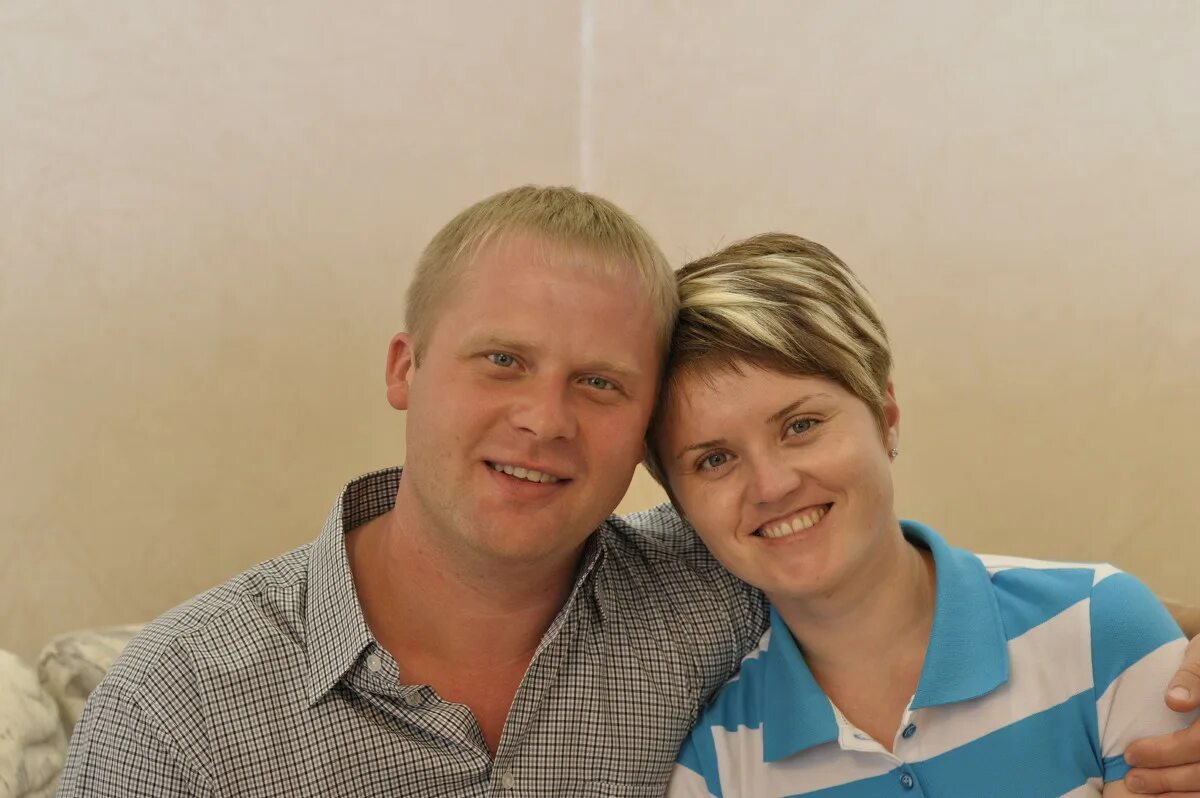 Молодой парень и беременная девушка. Форум дочь парень. Папа обнимает дочку. Как представиться парню. Молодой человек дочери.