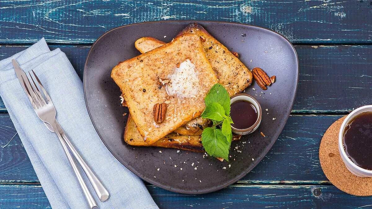Тостовый хлеб с сыром. Завтрак. Французские гренки. Тосты на завтрак. Французские гренки с корицей.