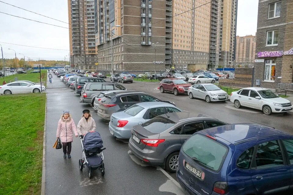 Стоянка машин во дворе. Парковка машин на тротуаре. Дворы парковка питер. Парковка во дворе. Машина контроля парковки в спб.