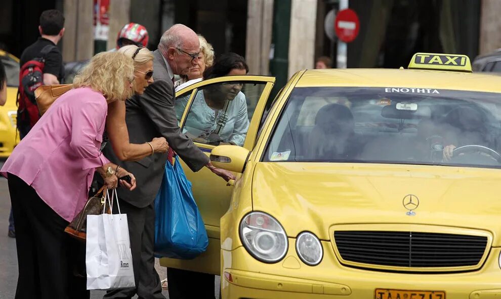 Человек садится в такси. Старушка в такси. Такси для пенсионеров. Бабушка в такси. Пассажир такси.