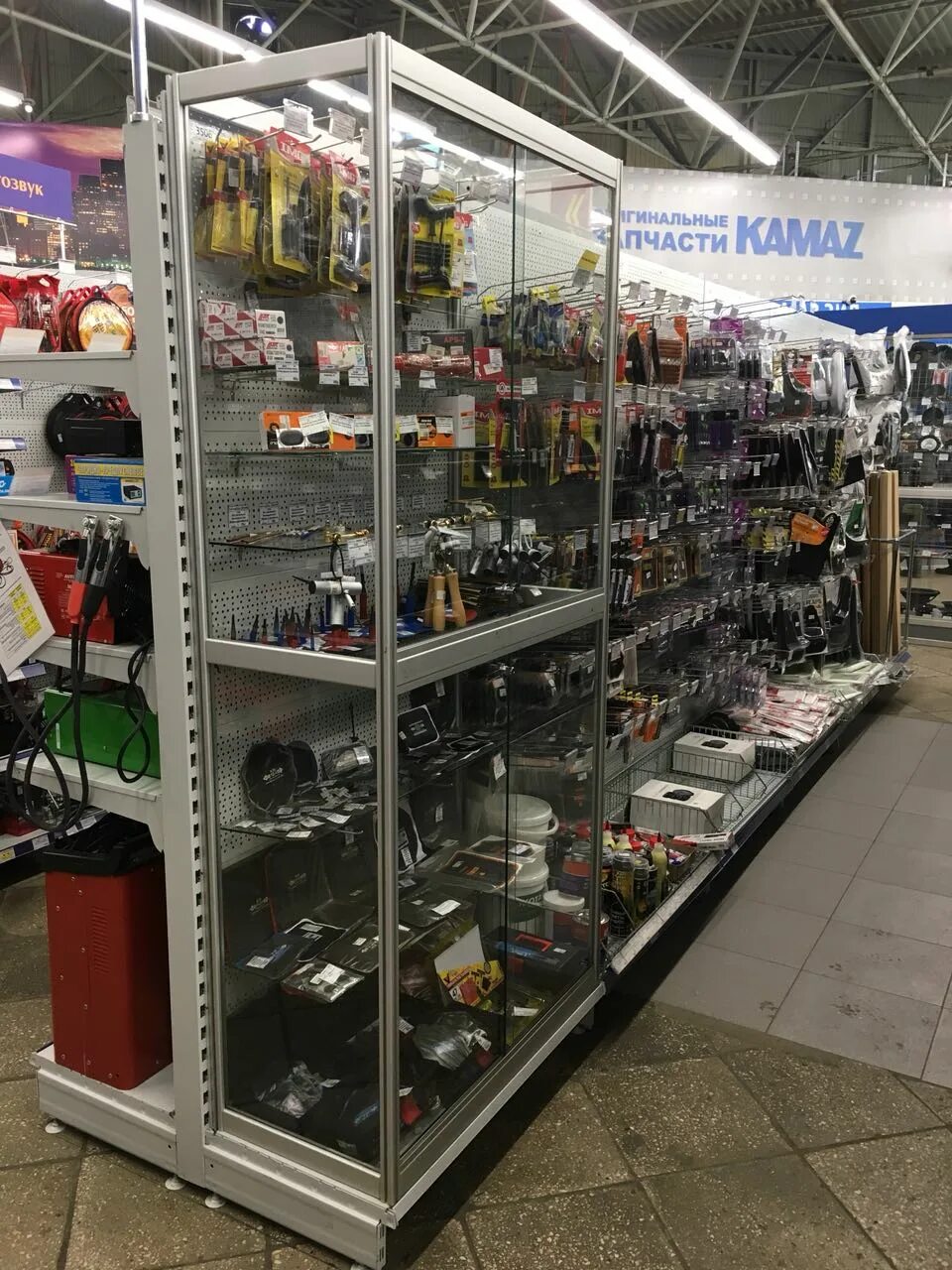 Кассовая зона в рыболовном магазине. Торговый зал спортивный магазин. Кассовая зона спортивный магазин. Uberzetzen. Сайт магазина зона.
