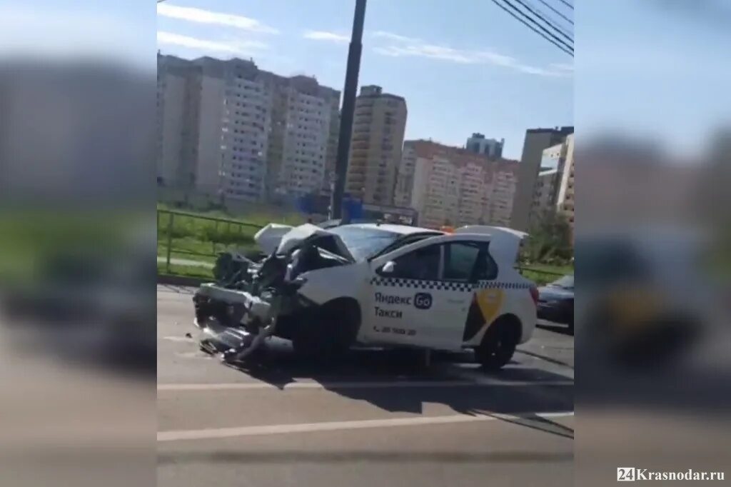 Мотоцикл догнал автомобиль. Таксист в машине. Происшествия Краснодар вчера.