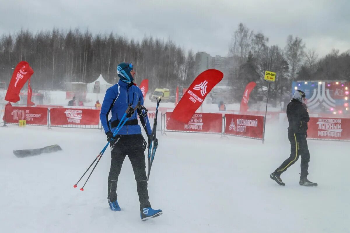 Лыжный забег. Московский лыжный марафон фотографии. Финиш лыжного марафона. Лыжный марафон. Лыжный забег.