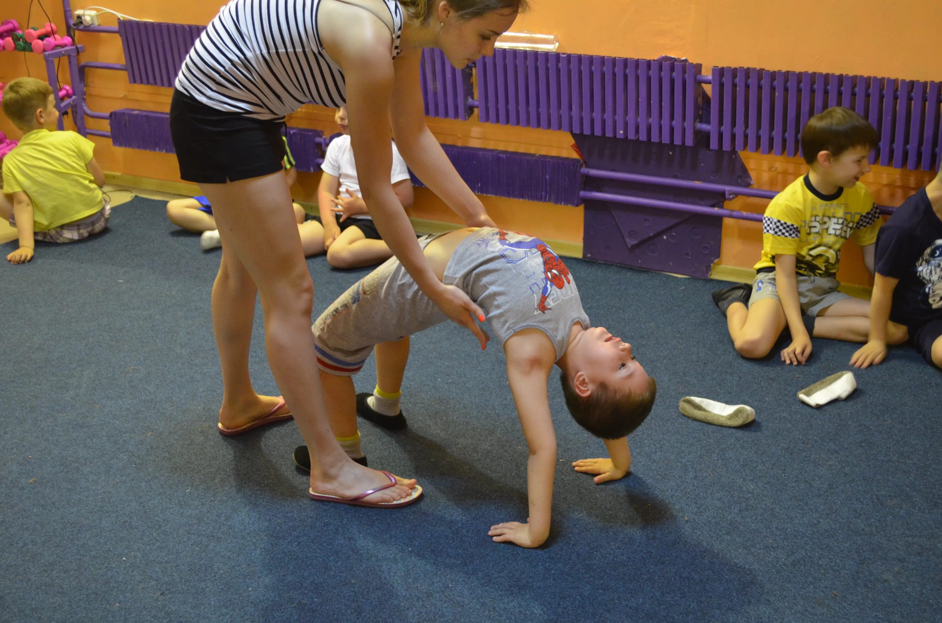 школьники на физкультуре. школьники на физкультуре. спортивные занятия для детей. урок физкультуры в школе. урок физкультуры в 8 классе.