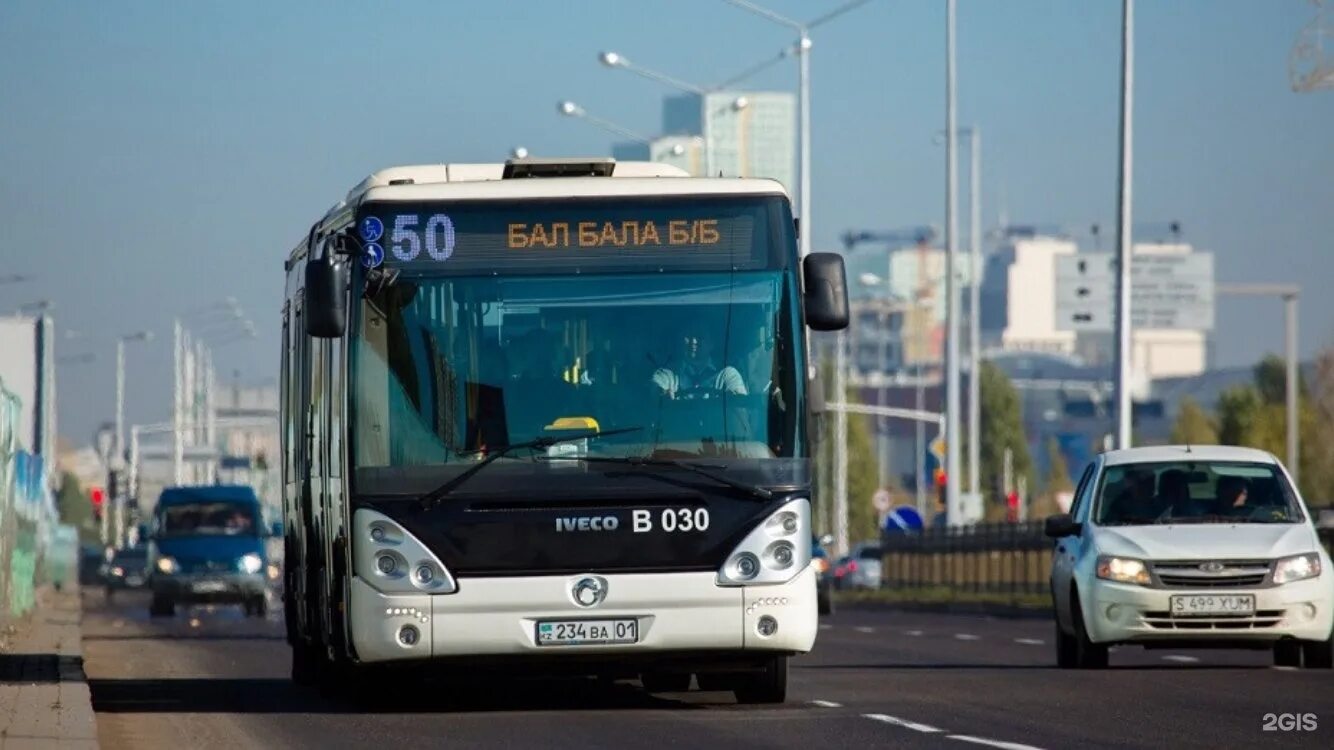 Автобус астана время. Нурсултан транспорт Астана общественный. Автобус. Автобус Астана. Автобус едет.