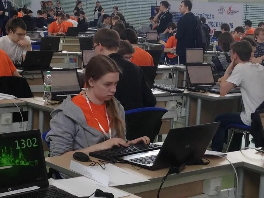 Победители всош по информатике. Олимпиады по информатике для школьников. школьники на олимпиаде по информатике. вош по информатике. мош по информатике.