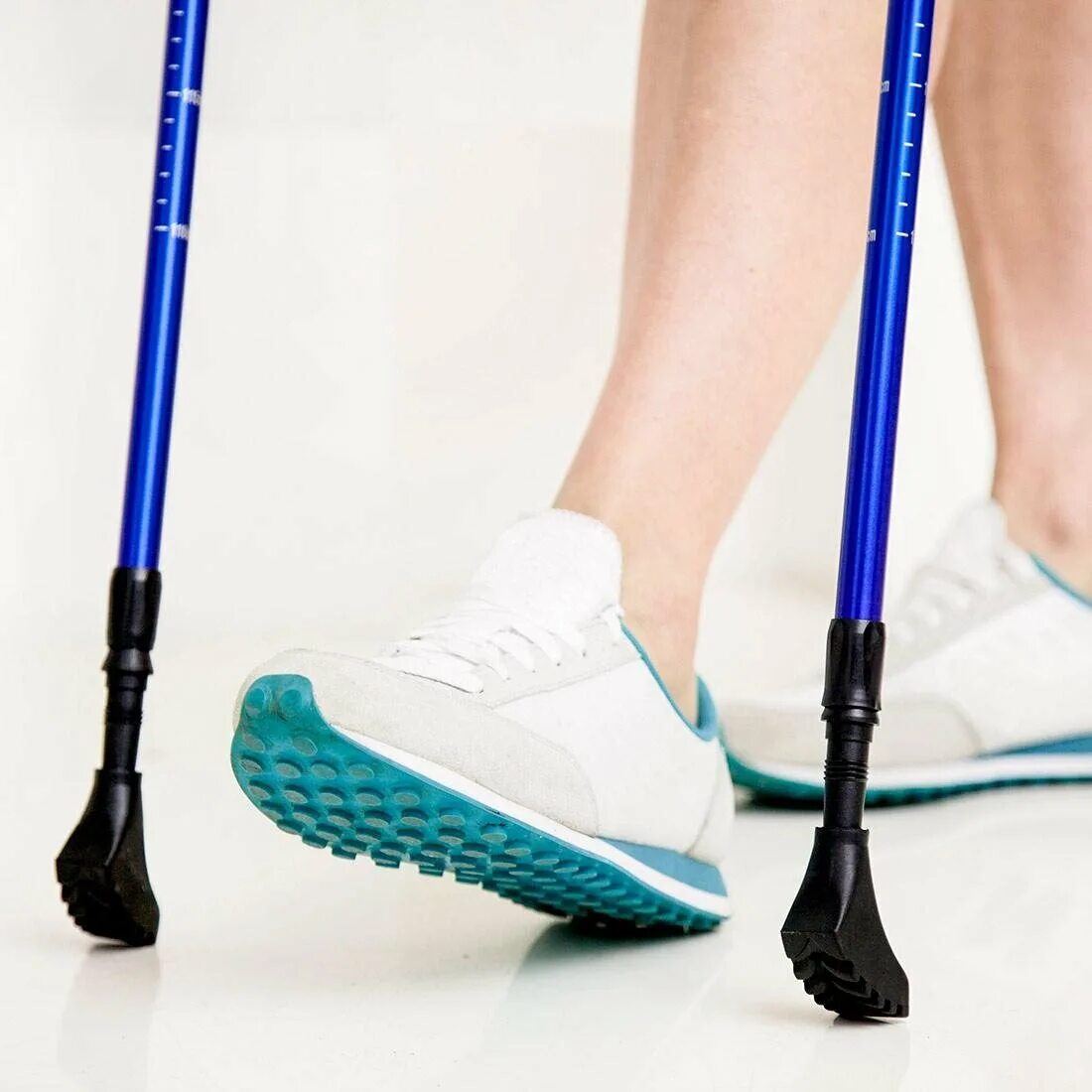 Методика скандинавской ходьбы для начинающих. Палки для скандинавской ходьбы heng tong. Как держать лыжные палки. Темляк для палки us medica. Как правильно одевать палки.