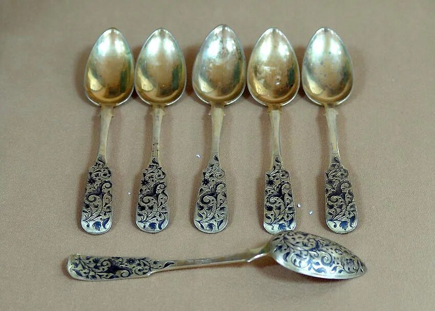 Столовое серебро набор ссср. Ломбард столовое серебро. Вилка серебро северная чернь. Северная чернь столовое серебро. Ложка 875 проба северная чернь.