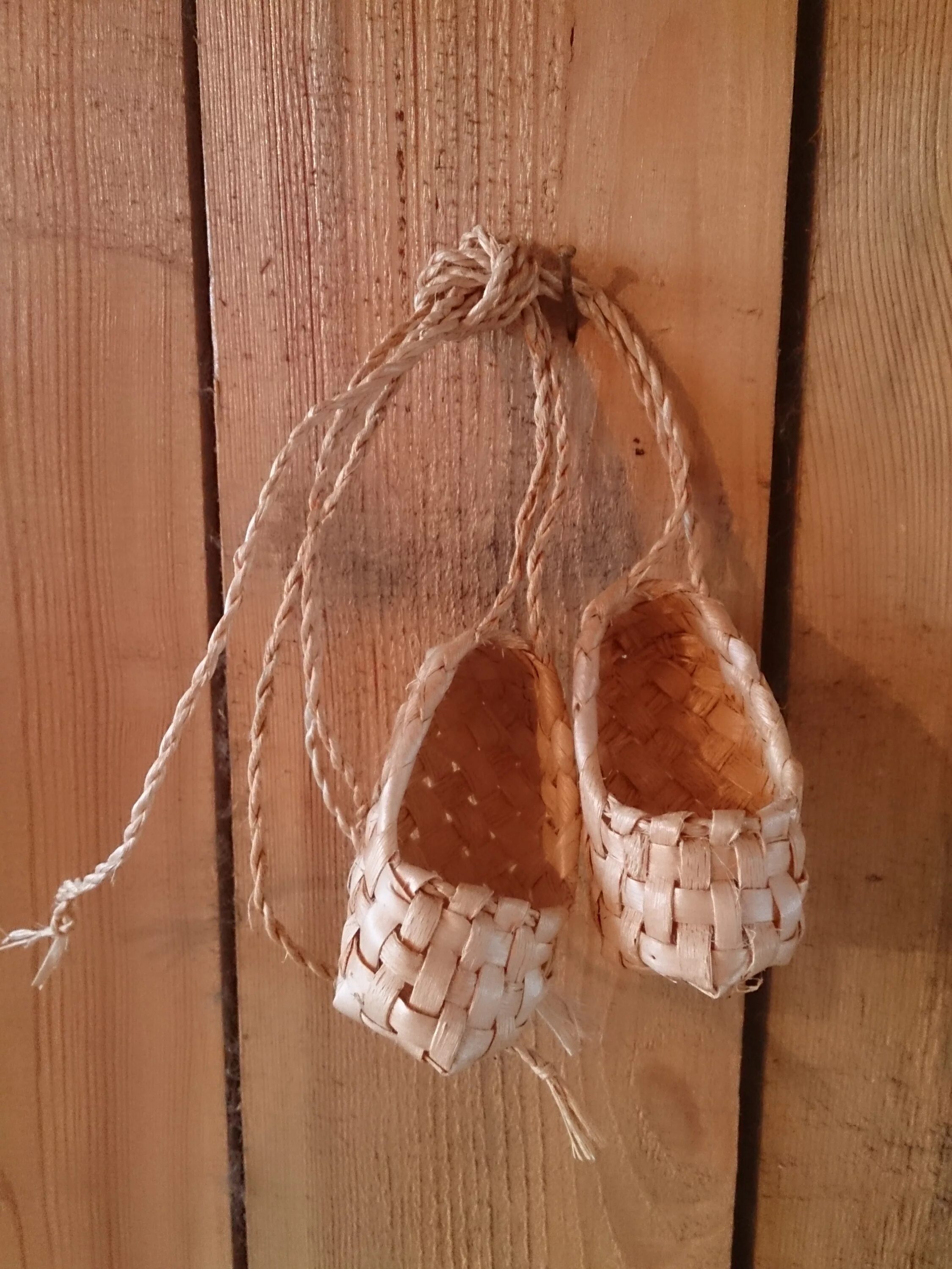 Домна доброродная праздник. Лапти из лыка. Лаптем деланные. Лапти из коры березы. Что такое лапти в древней руси.