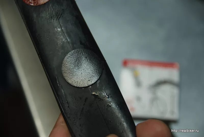 заклеивание камеры велосипеда. заплатки для велосипедных камер. какой стороной клеить заплатку на камеру. клеить камеру. заклейка велосипедной камеры.
