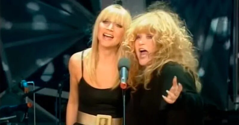 Метель пугачева. Песня опять метель в исполнении аллы пугачевой. Опять метель пугачева и орбакайте. Алла пугачева и кристина орбакайте опять метель. Алла пугачева метель.