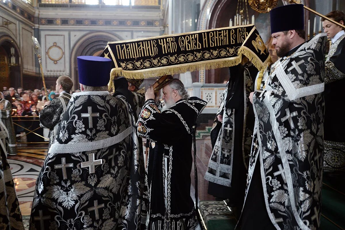 Вечерняя служба в пятницу. Великая вечерня с выносом Плащаницы. Плащаница Христа в храме Христа Спасителя. Вынос Плащаницы служба в храме. Вынос Плащаницы храм Христа Спасителя.