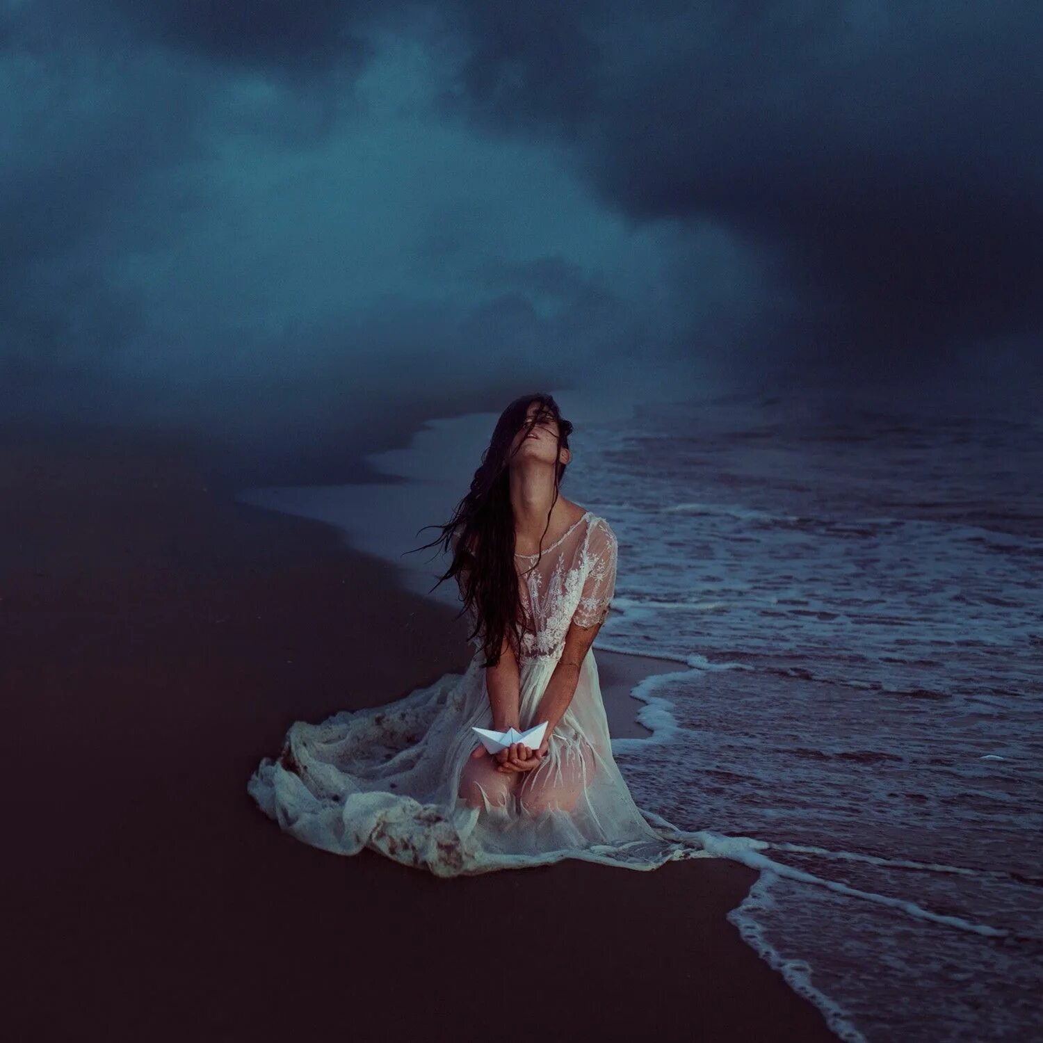 Человек человеку боль песня. Девушка в длинном платье. Девушка на берегу моря. Девушка в длинном белом платье. Одинокая девушка у моря.
