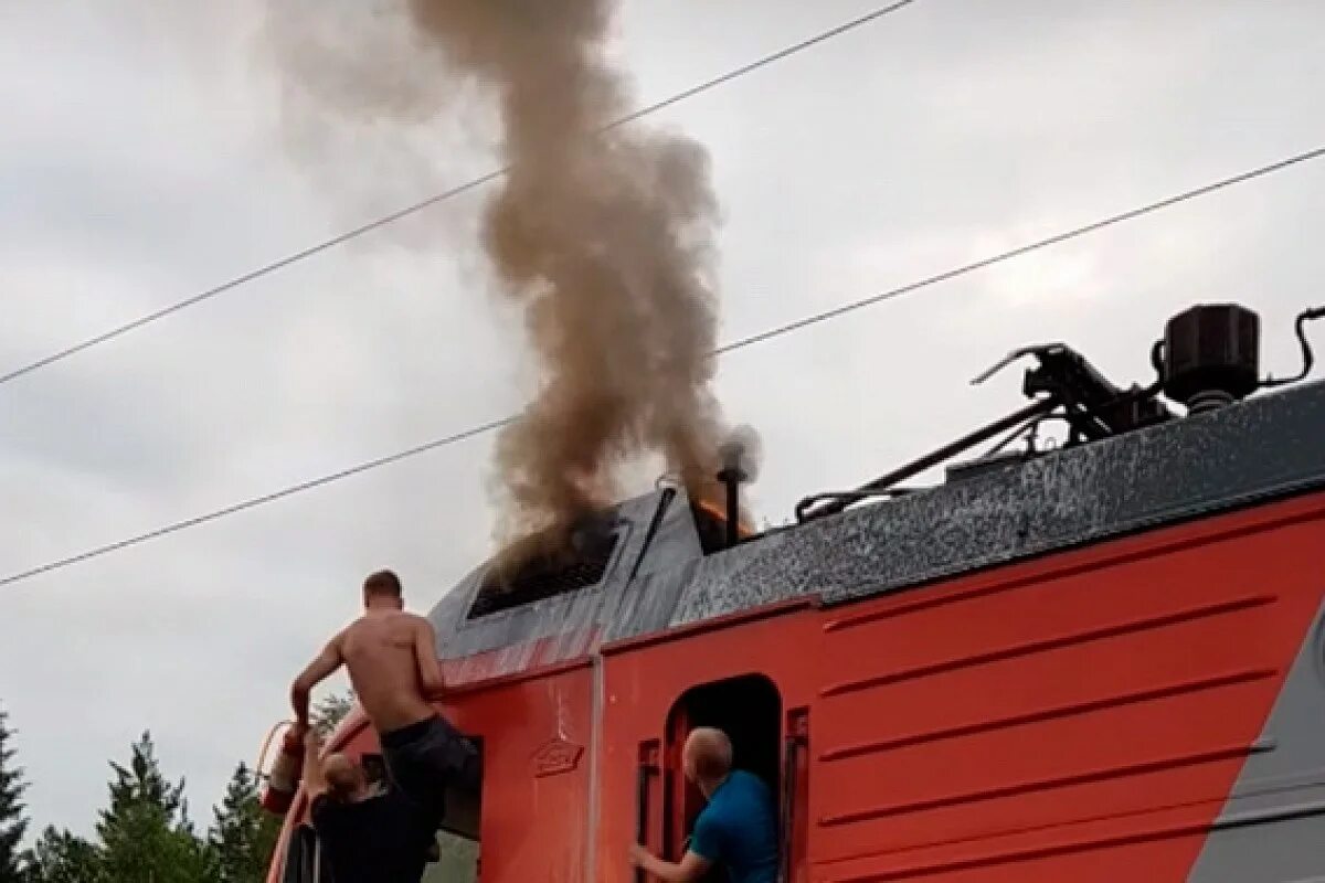 Горит поезд. Горящий локомотив. пожар в пассажирском поезде. пожар на электровозе.