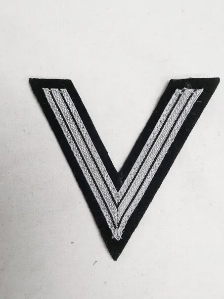 Немцы буква v. Эмблема дивизии сс дас райх. Нашивки вермахта. Немцы буква v. Эмблемы дивизий вермахта на восточном фронте.