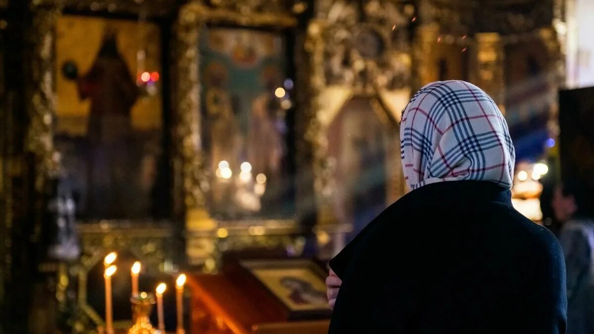 Потерпи господа. Молитва в храме. Люди молятся в церкви. Мужчина молится в храме. Человек молится.