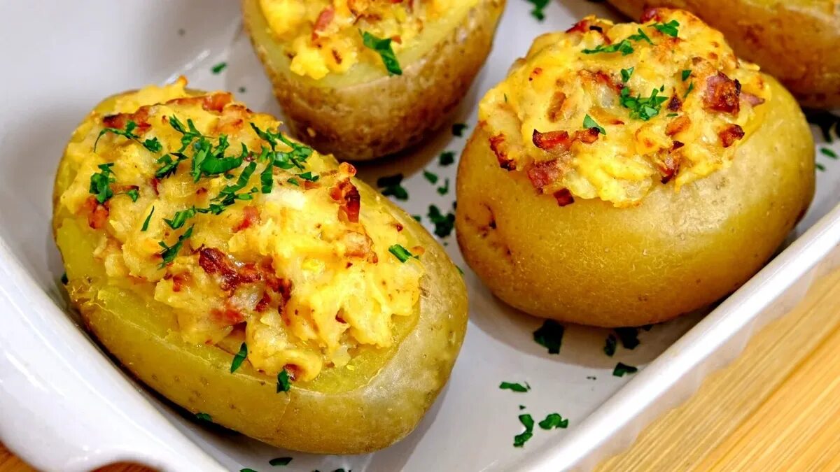 Как приготовить картофельную в духовке. Фаршированный картофель, запечённый в духовке. фаршированная картошка в духовке. картофель фаршированный фаршем. фаршированный картофель с фаршем в духовке.