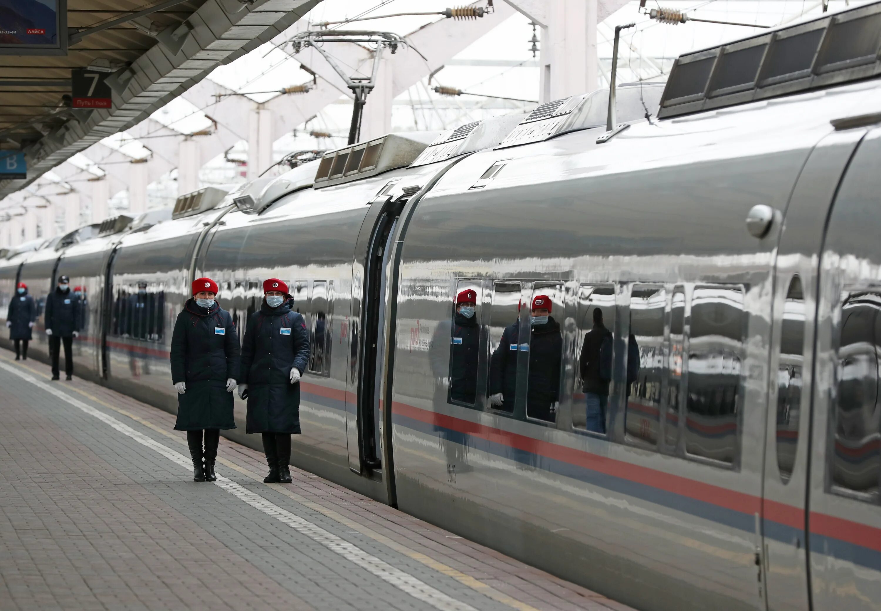 Рейсовые поезда. Дополнительный поезд Москва. Закрытые поезда. Поезд с флагом России.