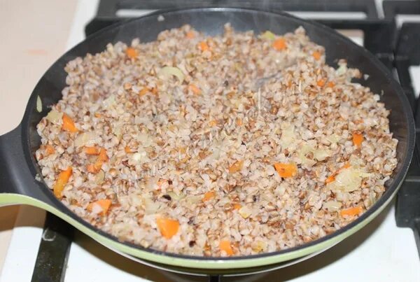 Гречневая каша с грибами. Гречневая каша с морковью и луком. Гречневая каша по-купечески. Гречка по купечески с грибами. Гречневая каша с грибами и луком и морковью.