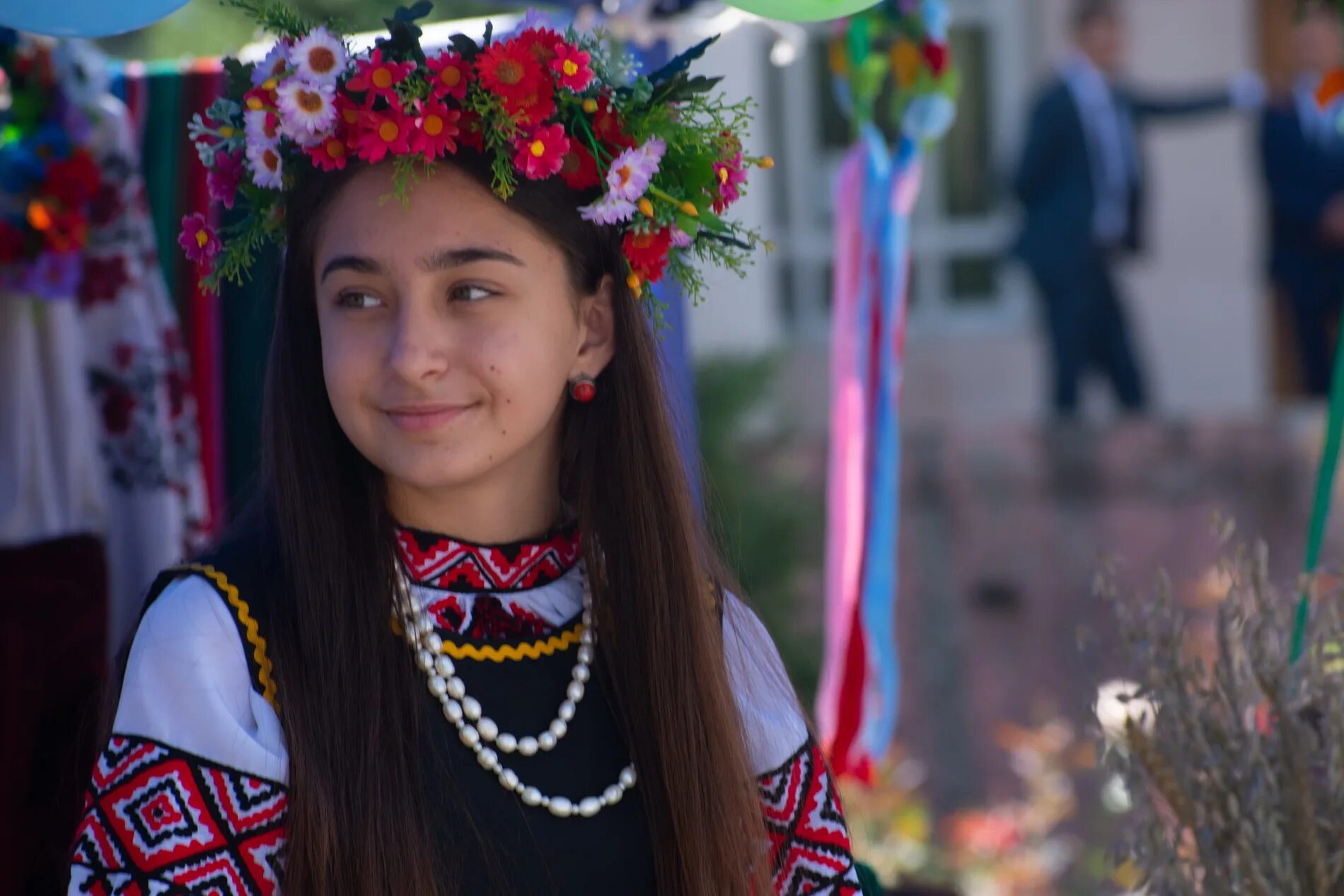 Какой сегодня праздник в киргизии. Осенние праздники в кыргызстане. 5 май праздник в кыргызстане. день независимости кыргызстана. смуглянка кыргызская.