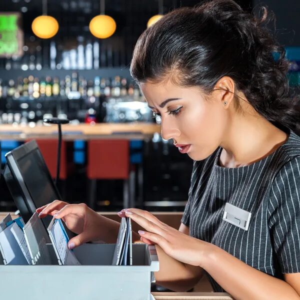 Администратор брюнетка в ресторан. Требуется администратор с опытом работы. Менеджер кафе. Администратор картинка. Объявление требуется администратор.